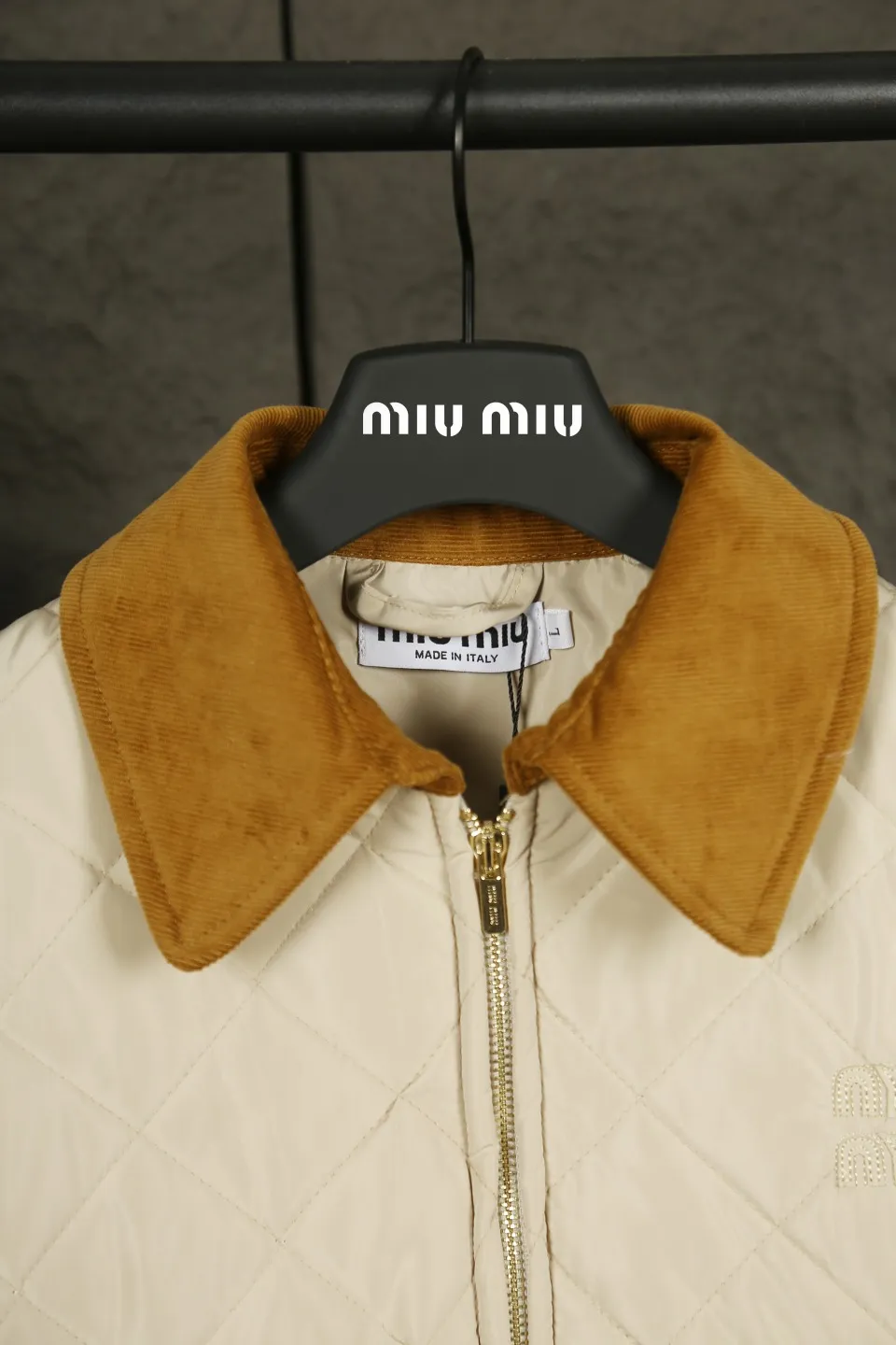 P330 Actual photo [Popular item] Style number: 24373# Color: Khaki Apricot Size: S-XL -MiuMiu/MiuMiu 2024aw Autumn and winter hot new logo embroidered lapel three-zip rhombus plaid imitation feather jacket jacket - Originality restoration 4-needle encrypted quilting embroidery three-in-one imitation feather cotton The board is straight and not bloated - Double-layer composite patch Hand-made counter-embroidery Laminated light gold Y-tooth brand zipper - Special shaped cloth foil for collar Correct 7 cm cylindrical windproof cuffs Closed cuffs with one-to-one stacking in front of the car - Miu style outfit 2024 new autumn and winter products Adopt classic diamond pattern quilting design Three-in-one imitation down cotton Light and thin sheets are positive The thermal insulation coefficient is also online Earth desert khaki apricot Maillard wind is full of relaxation to set off a warm autumn and winter atmosphere The collar is made of contrasting corduroy, which is warm and comfortable. The loose silhouette is both comfortable and easy to layer. The slightly gathered design of the cuffs and hem effectively locks in temperature.